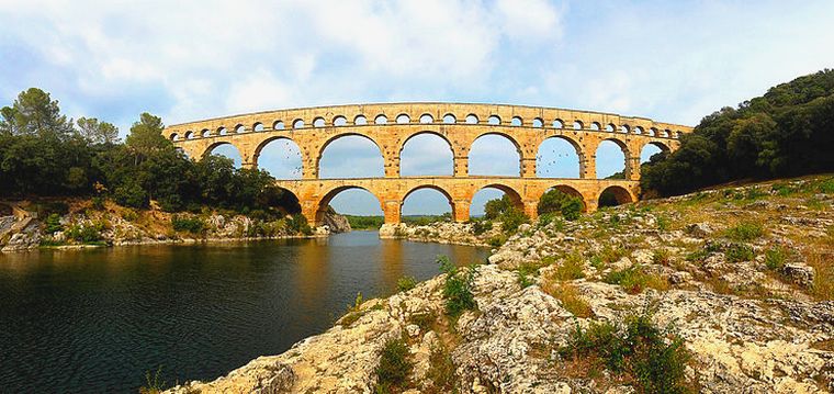 le pont du Gard (source Wikimedia Commons)