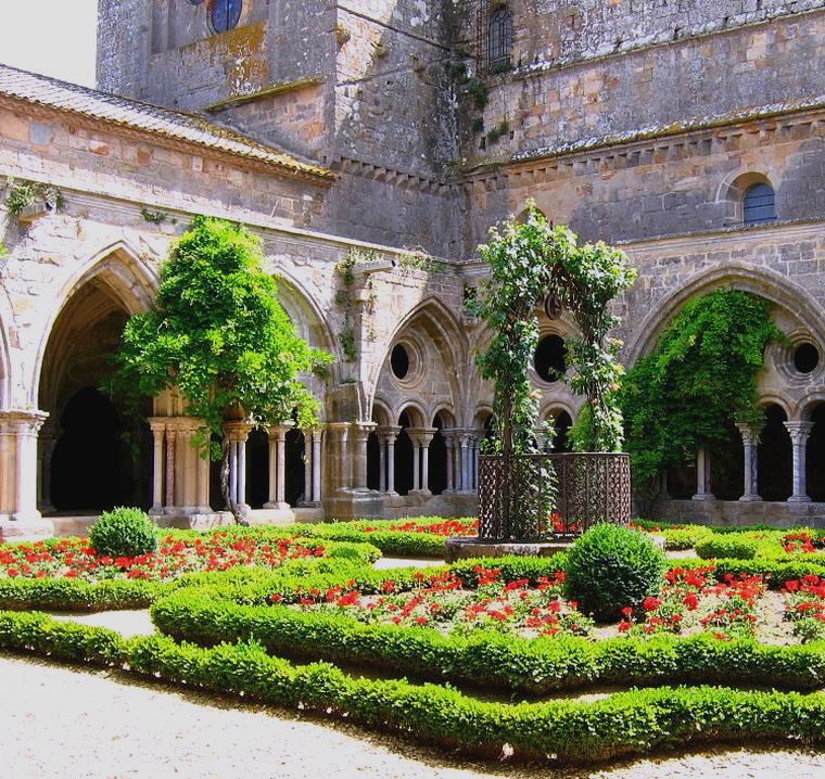 le cloître de l'abbaye de fontfroide