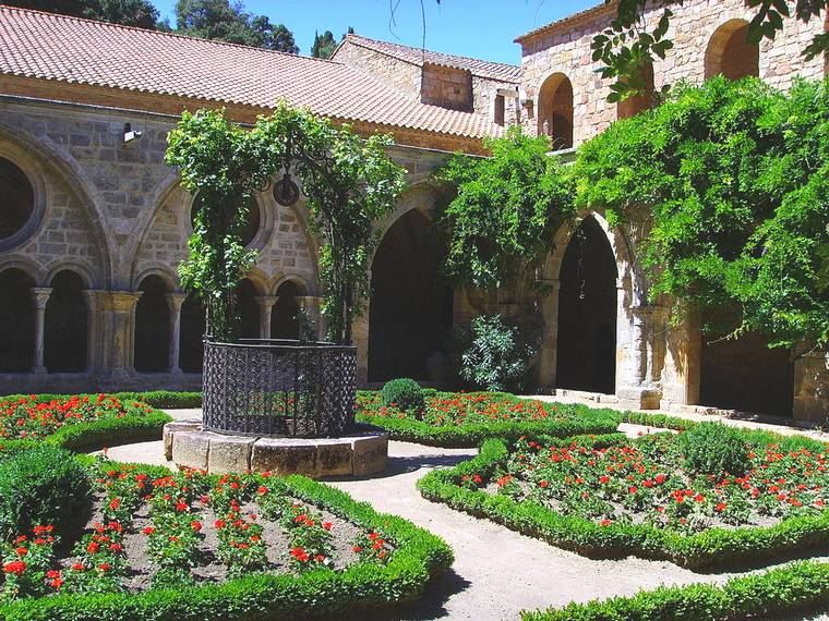 cloître abbaye de fontfroide