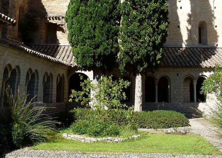 Cloître intérieur de l'Abbaye de saint Guilhem le Désert 