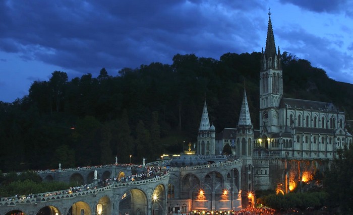 Procession aux flambeaux à Lourdes